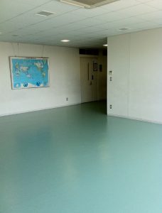 精華小学校の廊下が広いという画像（壁には絵画もあり）