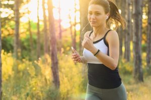 クラウドワークスで効率良く稼ぐ女性のイメージ画像