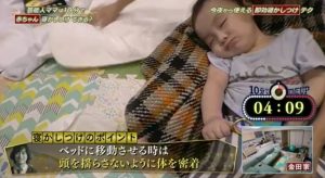 赤ちゃんを１０分間で寝かしつける即効寝かしつけテクニックポイント「ベッドに寝かせる時は頭を揺らさないように身体を密着させる」を実践している川崎希さんの画像