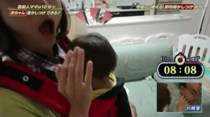 赤ちゃんを１０分間で寝かしつけるためのスゴ技テクニック「鼻息スースー」が効いてきて眠そうに寝場所を探る赤ちゃんの画像