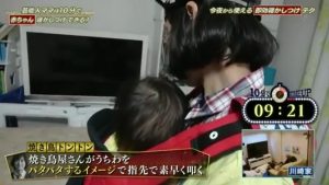 赤ちゃんを１０分間で寝かしつけるためのスゴ技テクニック「焼き鳥トントン」をカリスマ保育士まあ先生から伝授してもらった金田朋子さんが実践している画像