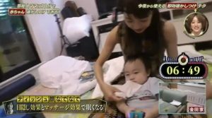 赤ちゃんを１０分間で寝かしつける即効寝かしつけテクニック「ティッシュ顔なでなで」を実践している川崎希さんの画像