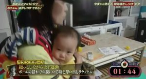 赤ちゃんを１０分間で寝かしつける即効寝かしつけテクニック「バランスボール」を実践している金田朋子さん・森渉さんさんの画像