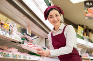 スーパーで働く主婦