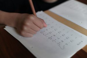 周りの子の学力が伸びて成績が伸びない状況
