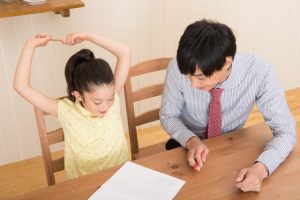 中学受験家庭教師ドクターのプロ講師から無料体験を受ける女の子