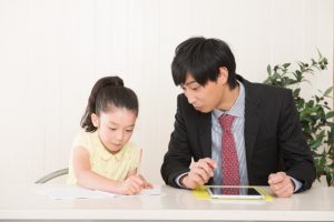学研の家庭教師の小学生に丁寧に接する講師