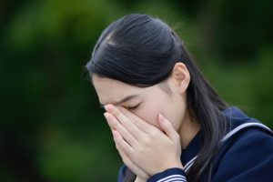家庭教師のあすなろの教材費が高いと泣く女子中学生