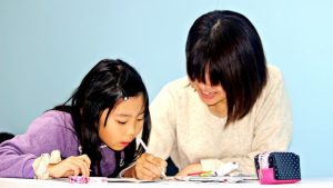 家庭教師のあすなろ「発達障害コース」近くで小声で話す家庭教師