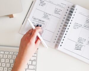 主婦Webライターが収入を得る際のスケジュール例でスケジュールを書いている主婦の手元