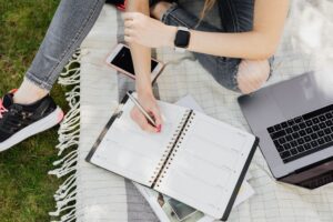 副業Webライターのスケジュールの組み方でスケジュールを組んでいるWebライター