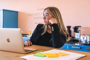 2円以上もwebライターの文字単価に影響を与える要因を考える女性
