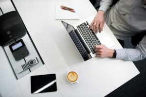Webライター文字単価2円の仕事をしている男性