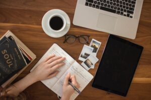 2円を割らないwebライターが文字単価を下げないための心構えをノートに書いている人