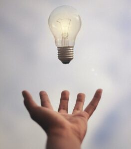 てのひらの上に電球
