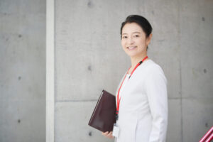 資格を持っている50代主婦が仕事をしている様子