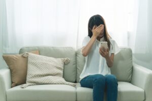 50代の主婦が仕事で不採用になり落ち込んでいる様子