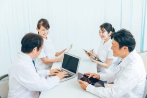 資格を持っていない50代主婦におすすめの仕事医療スタッフをしている主婦と同僚