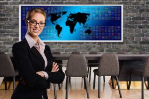 Conyacの登録・利用までの流れを知る女性