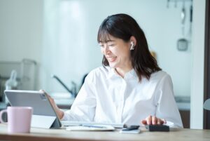 在宅ワークをしている初心者の主婦