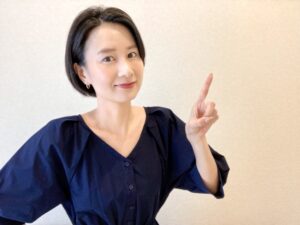 初心者の主婦が安全に在宅ワークできるよう指さし確認している主婦