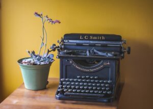 ルポライターの語源：フランス語のルポルタージュをイメージしたタイプライター