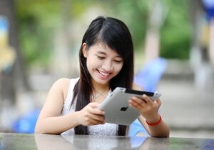 主婦におすすめのクラウドWi-Fiをタブレットで使用してメリットを感じている主婦