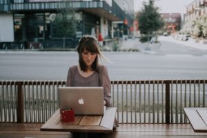 主婦におすすめのポケット型Wi-Fiのまとめで外でポケット型Wi-Fiを使ってパソコンをしている主婦