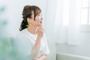 主婦がうまくいく副業の選び方について考えている主婦