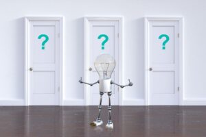 ライティングツールが気になるWebライターによくある質問をイメージしたクエスチョンマークのついた3つの扉
