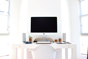 Webライターツールをイメージした整頓されたデスク周り