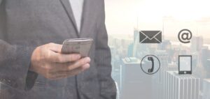 スマホで作業するWebライター向けのアプリ無料やり取り編でスマホでクライアントとやり取りしている男性