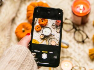 スマホで作業するWebライター向けのアプリ画像編集編で編集する画像を撮影している手元