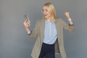 スマホで作業するWebライター向けのアプリ募集案件獲得編で案件獲得できた女性