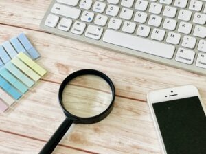 スマホで作業するWebライター向けのアプリ文章チェック編で文章チェックしているWebライターのデスク