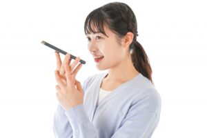 スマホで作業するWebライター向けのアプリ音声入力編で音声入力する女性