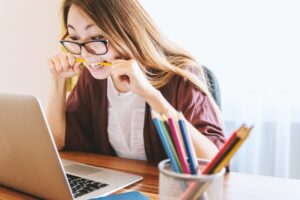 短期間で稼ぐ方法が気になる人におすすめできないやり方で稼げずに怒っている女性