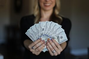 短期間で稼ぎたい主婦が方法を選ぶコツで稼いだお金を見せている主婦