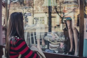 大学生でもめちゃくちゃ稼げるおすすめのバイトの覆面調査をしている女性