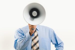 短期間で稼ぐバイトを選ぶ際の注意点を拡声器で話している男性
