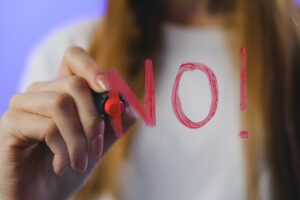 短期間で稼ぐ方法として学生におすすめできない手段でダメと言っている学生