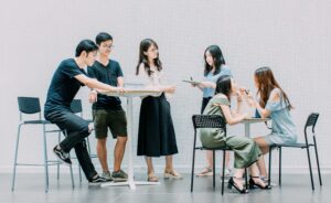 まとめ学生は自分に合った短期間で稼ぐ方法を選ぼうで学業とバイトを両立している学生たち