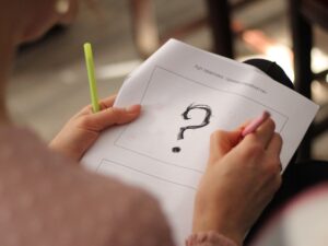 短期間で稼ぐ方法が気になる学生によくある質問で質問がある学生