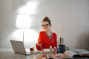初心者でも簡単なおすすめの無料ロゴ作成ツール10選を使用している女性