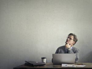 自分でロゴ作成をしたい初心者によくある質問で質問がある男性