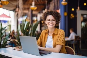 ロゴ作成を自分でするメリットとはでロゴ作成を自分でしてメリットを感じている女性