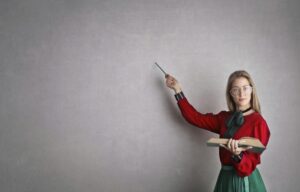 GPTsでその他のコツを教えている女性