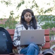 学生が外でパソコン作業をしている画像