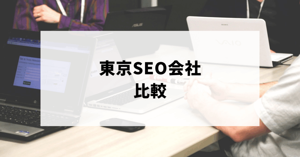 デスクでパソコンをしながら話している人たち