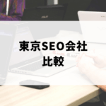 デスクでパソコンをしながら話している人たち